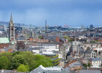 Paisaje urbano desde un ángulo elevado de Dublín, la capital de Irlanda.